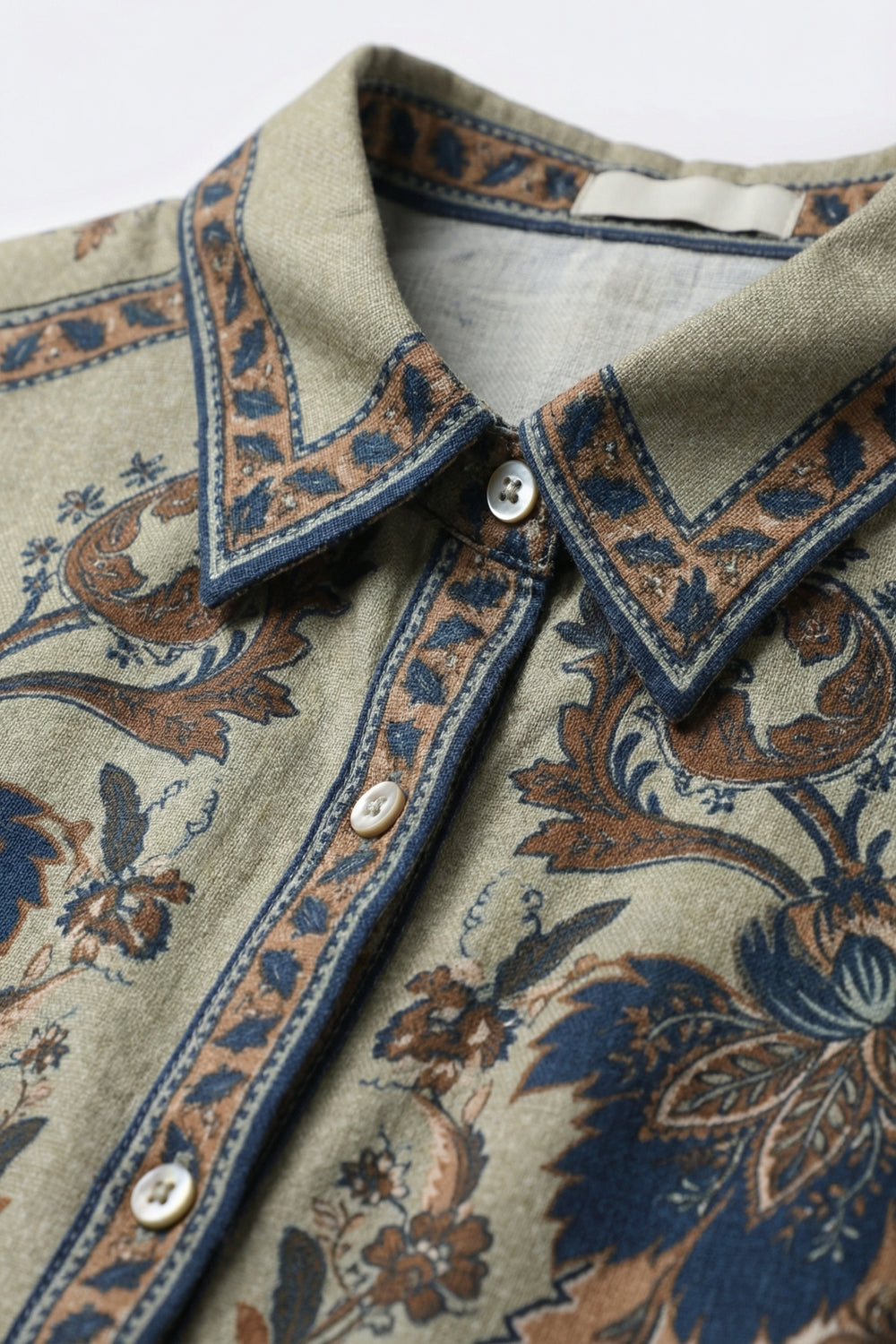 Camisa leve com estampado Paisley e pormenor de rebordo ornamental