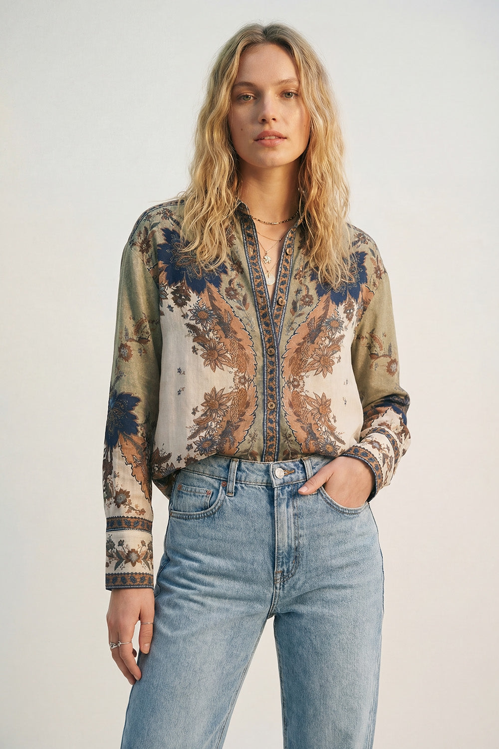Camisa leve com estampado Paisley e pormenor de rebordo ornamental