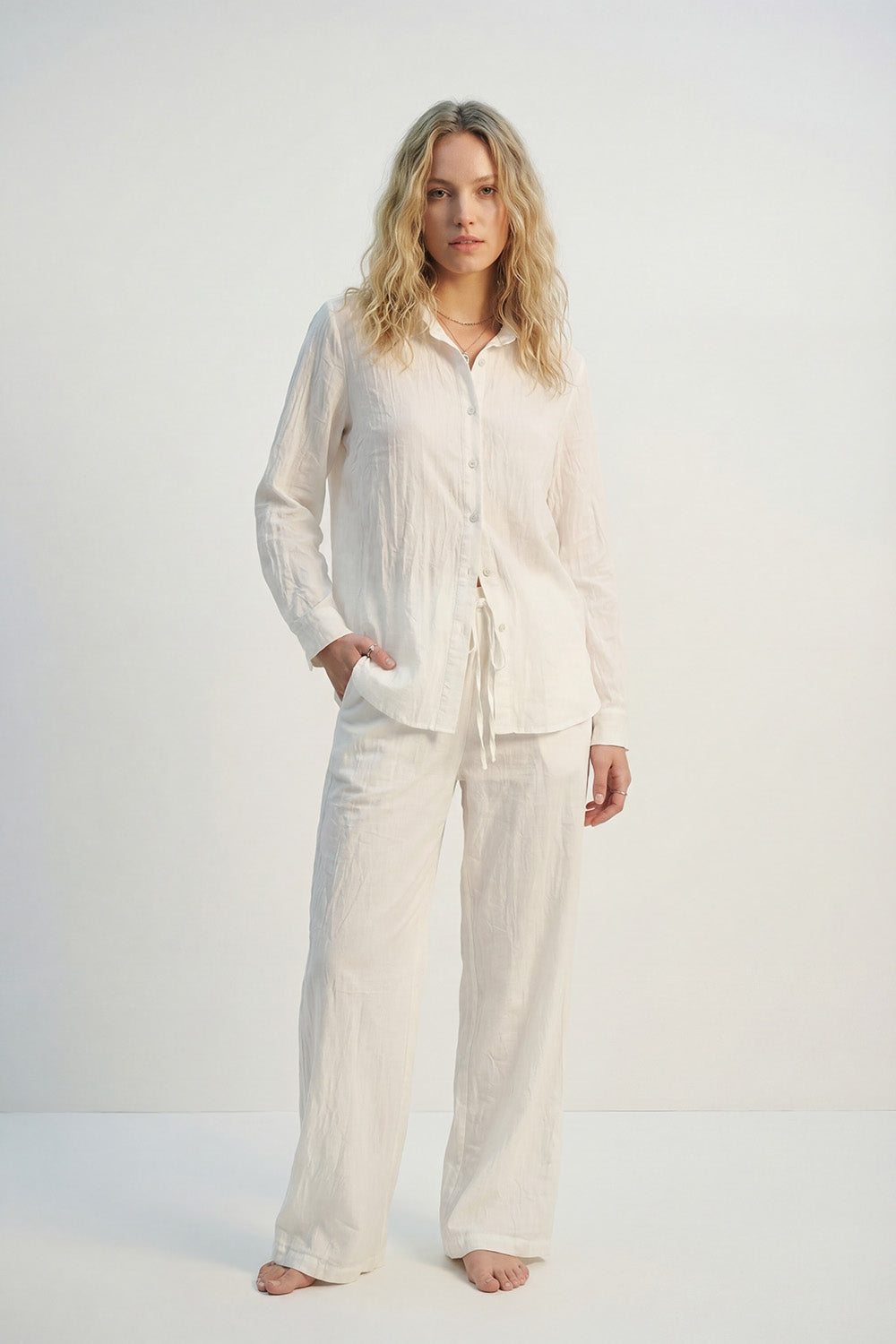 Camisa leve enrugada com silhueta descontraída em creme