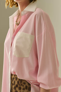 Camisa Listrada Rosa com bolso e colarinho branco