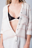 Camisa listrada rosa com laço nos punhos