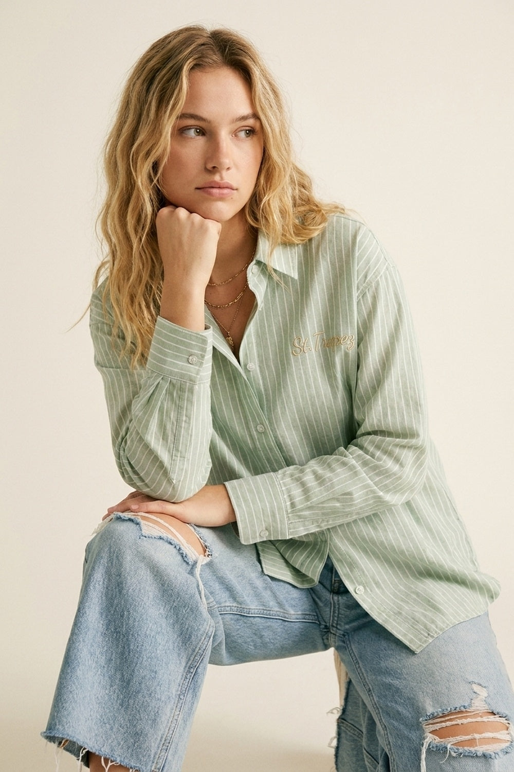 Q2 Camisa Listrada Verde Claro com logo bordado de St. Tropez