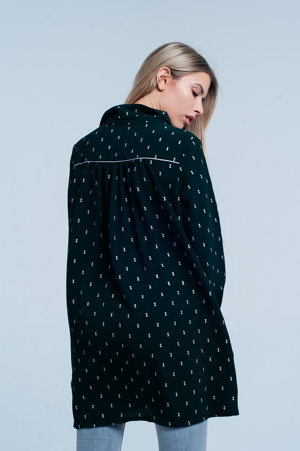 Camisa longa verde com estampado de prata