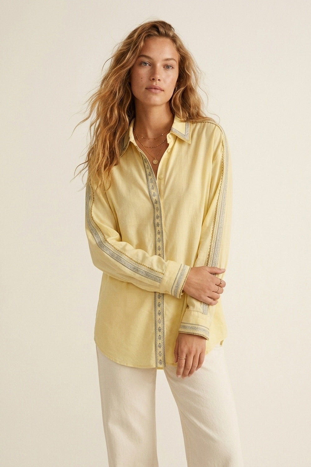 Q2 Camisa Oversize amarela com pormenores de guarnição bordados