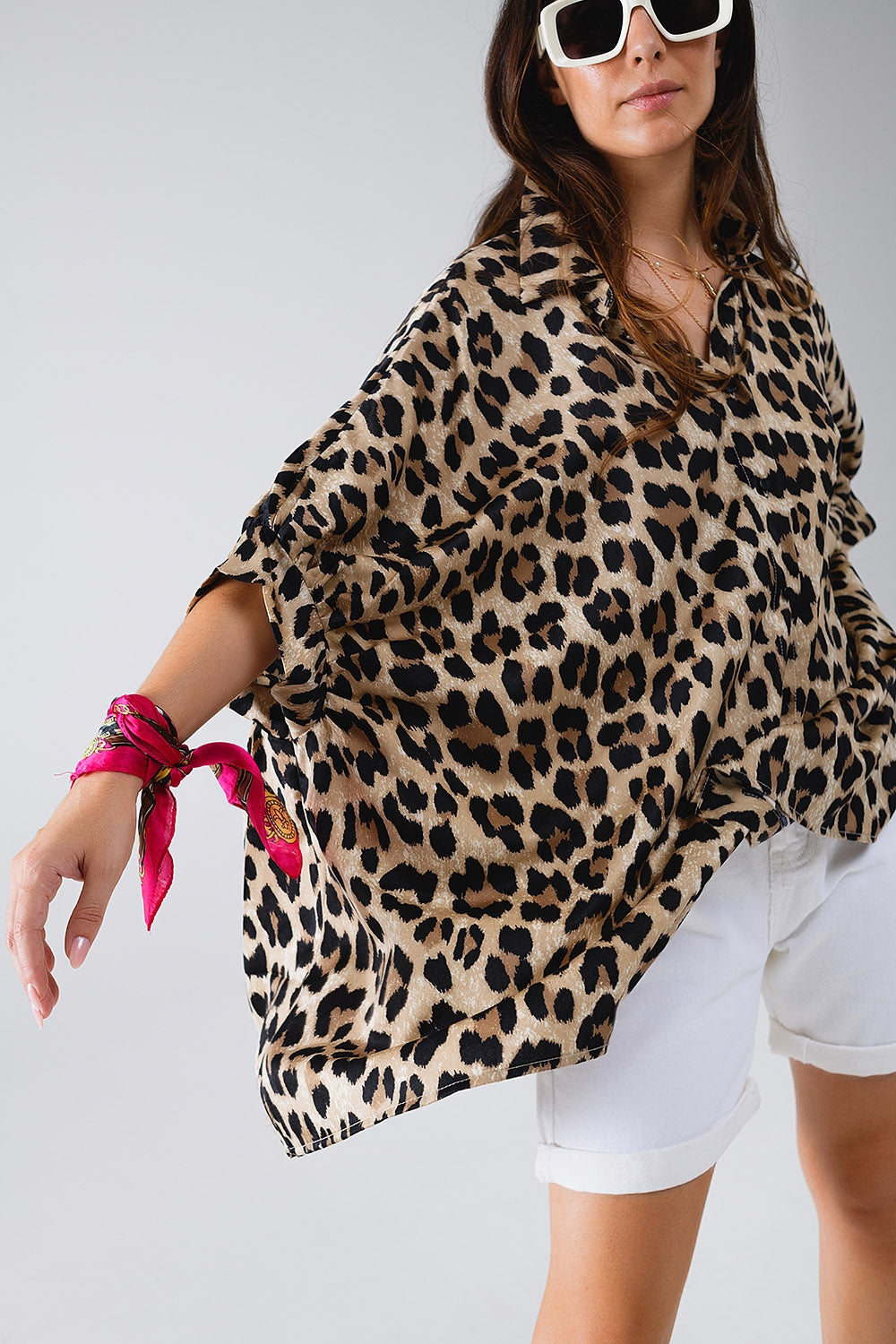 Camisa oversize com estampado leopardo e mangas 3/4