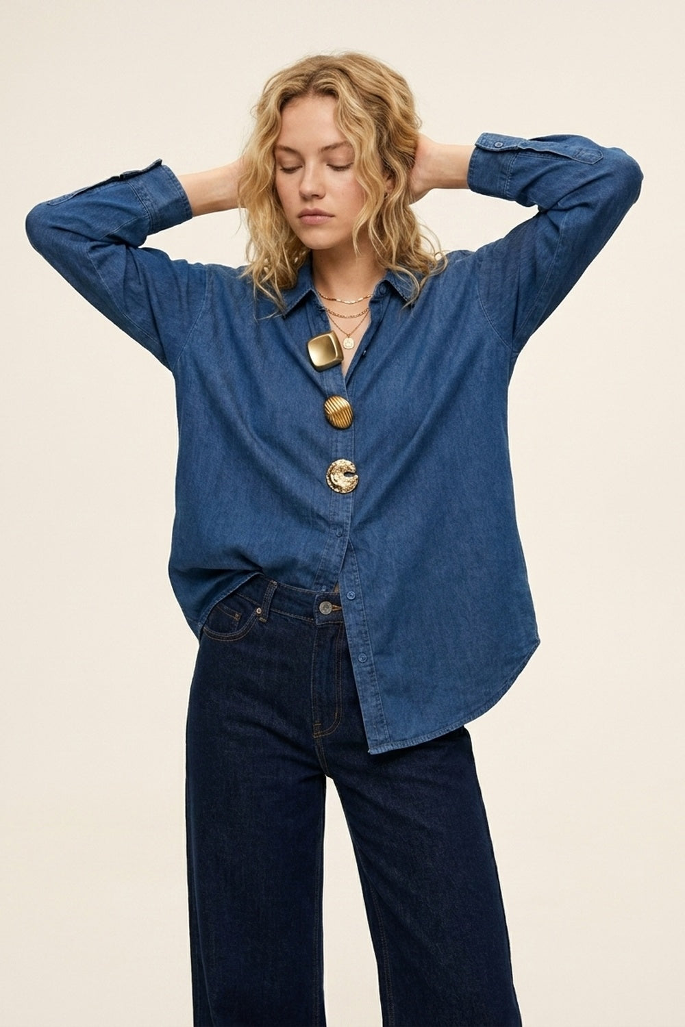Q2 Camisa Oversize de Denim Azul com Botões Dourados de Destaque
