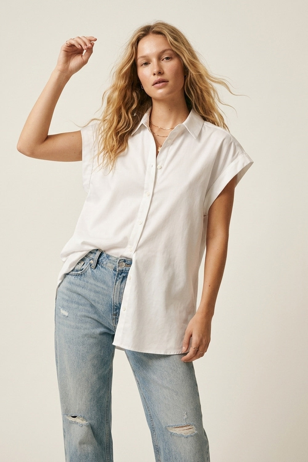 Q2 Camisa Oversized Branca com Ombros Largos e Botões na Frente