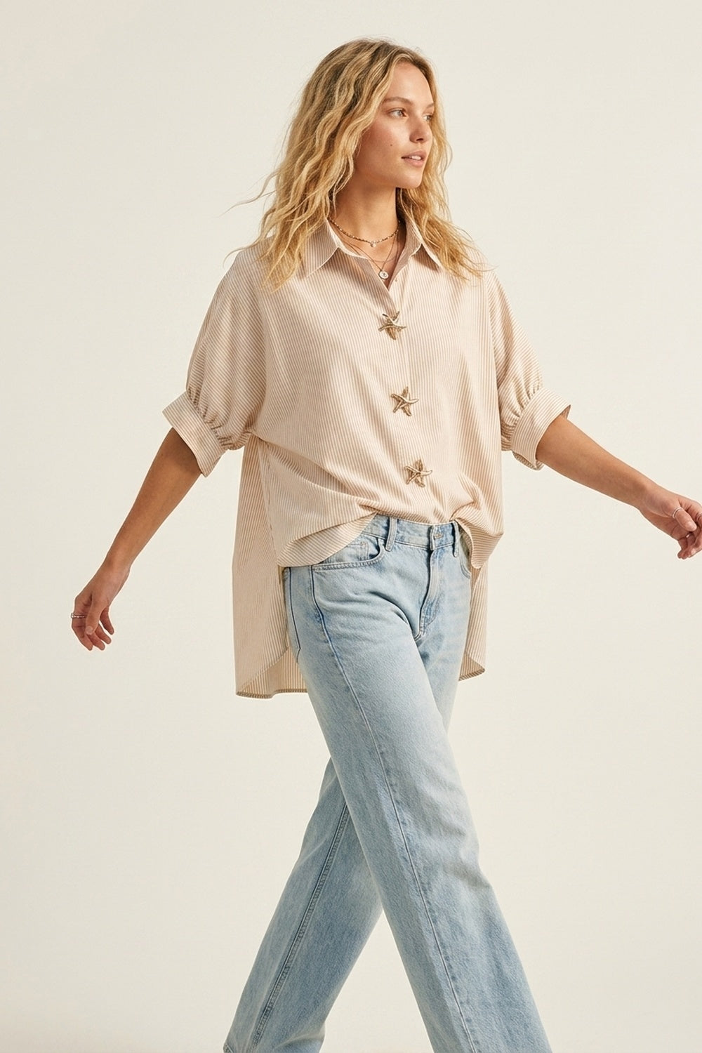 Q2 Camisa Oversized com Botão de Estrela Listrada em bege