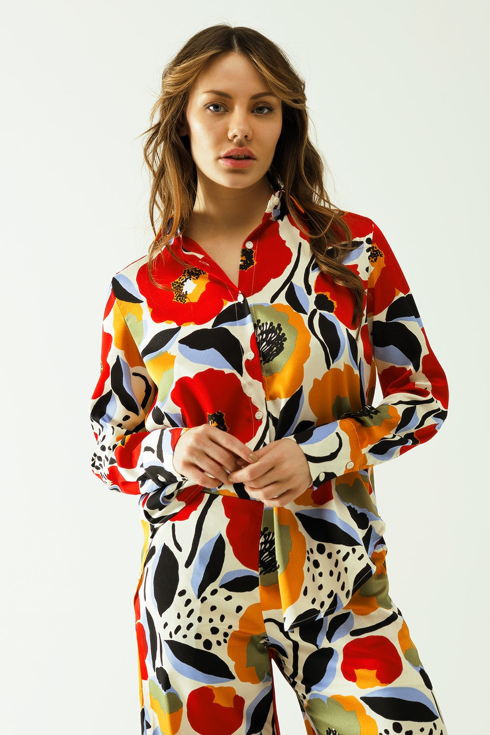 Q2 Camisa oversized com desenhos de papoilas e fecho de botões