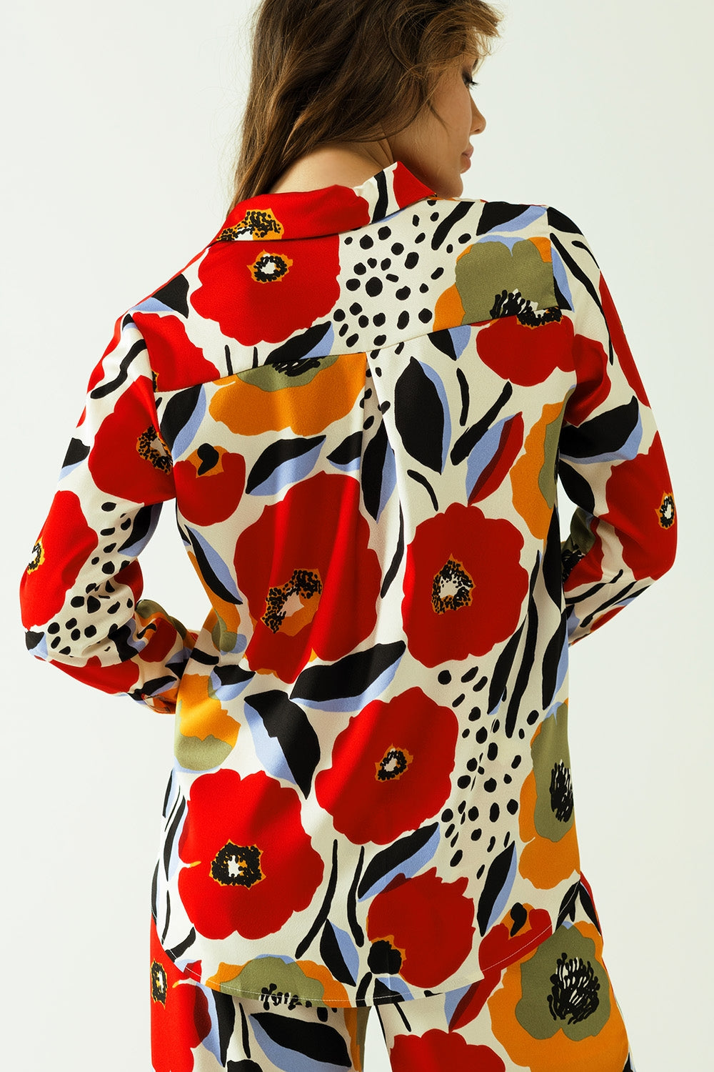 Camisa oversized com desenhos de papoilas e fecho de botões