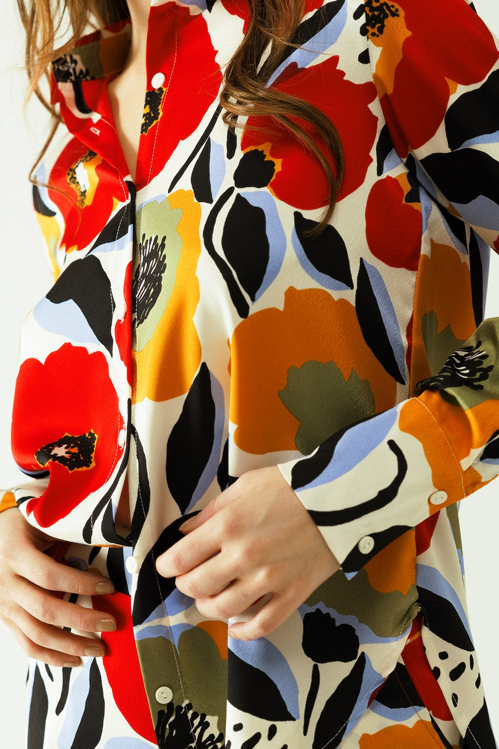 Camisa oversized com desenhos de papoilas e fecho de botões