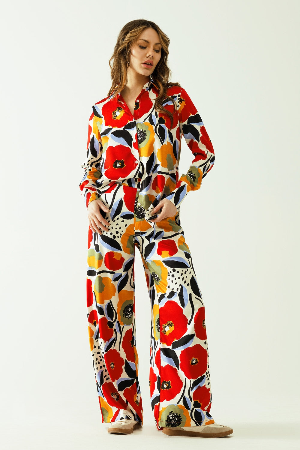 Camisa oversized com desenhos de papoilas e fecho de botões