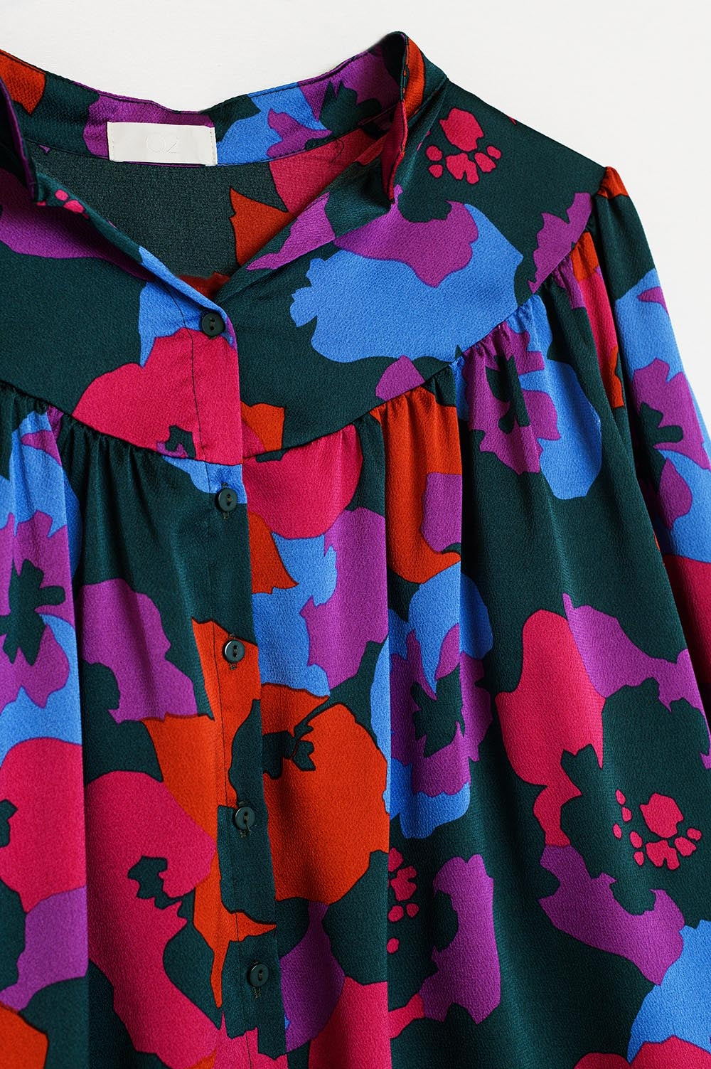 Camisa oversized com detalhes franzidos em estampa floral colorida