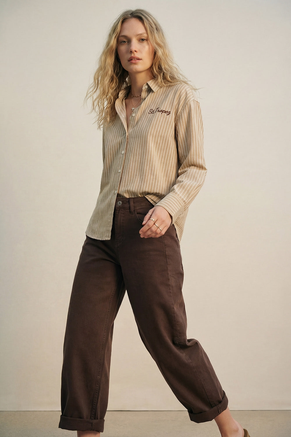 Camisa Oxford bege às riscas com bordado à frente e atrás St. Tropez