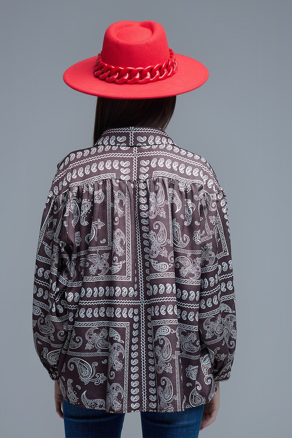 Camisa Paisley castanha com mangas volumosas