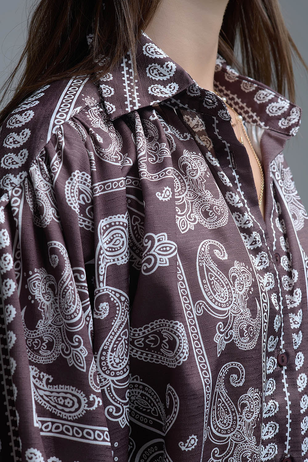 Camisa Paisley castanha com mangas volumosas
