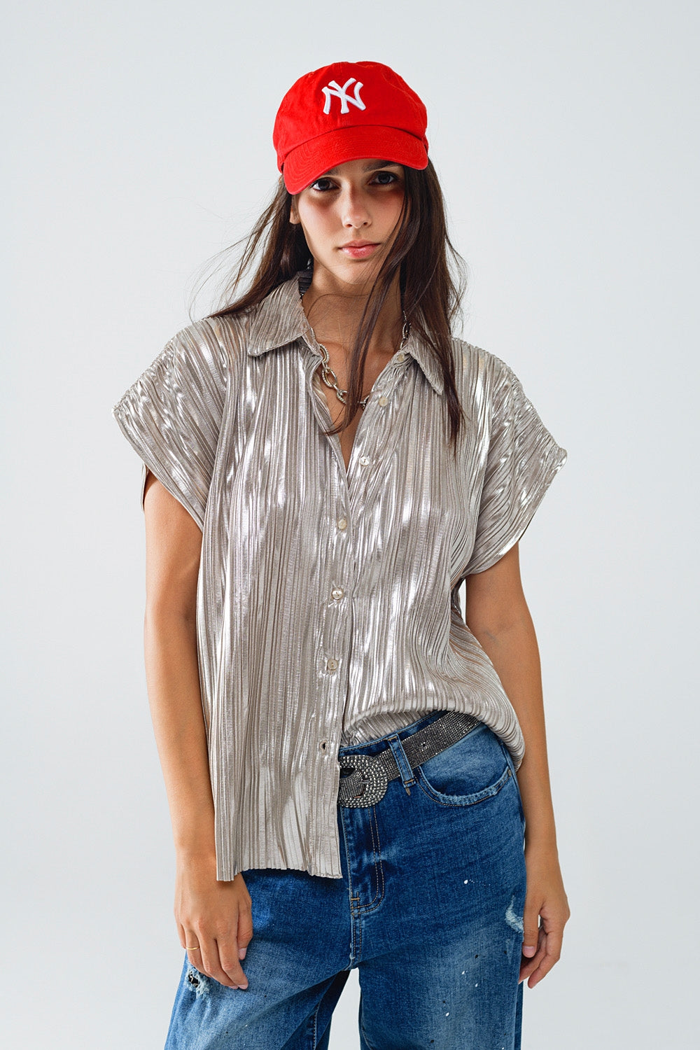 Q2 Camisa plissada prateada com mangas curtas