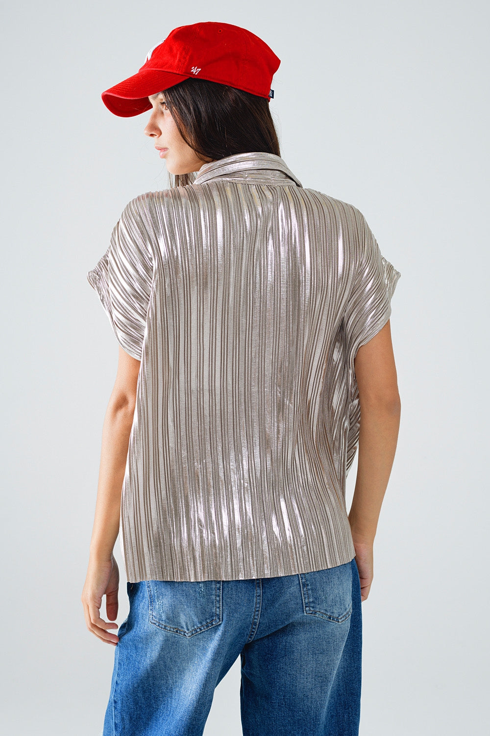 Camisa plissada prateada com mangas curtas