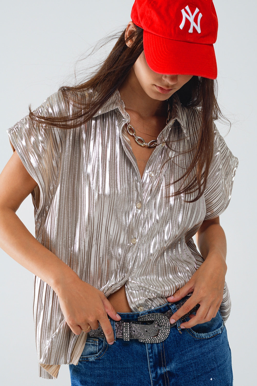 Camisa plissada prateada com mangas curtas