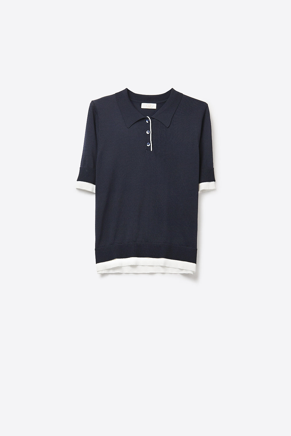 Q2 Camisa pólo azul-marinho com rebordo branco e pormenor de botões