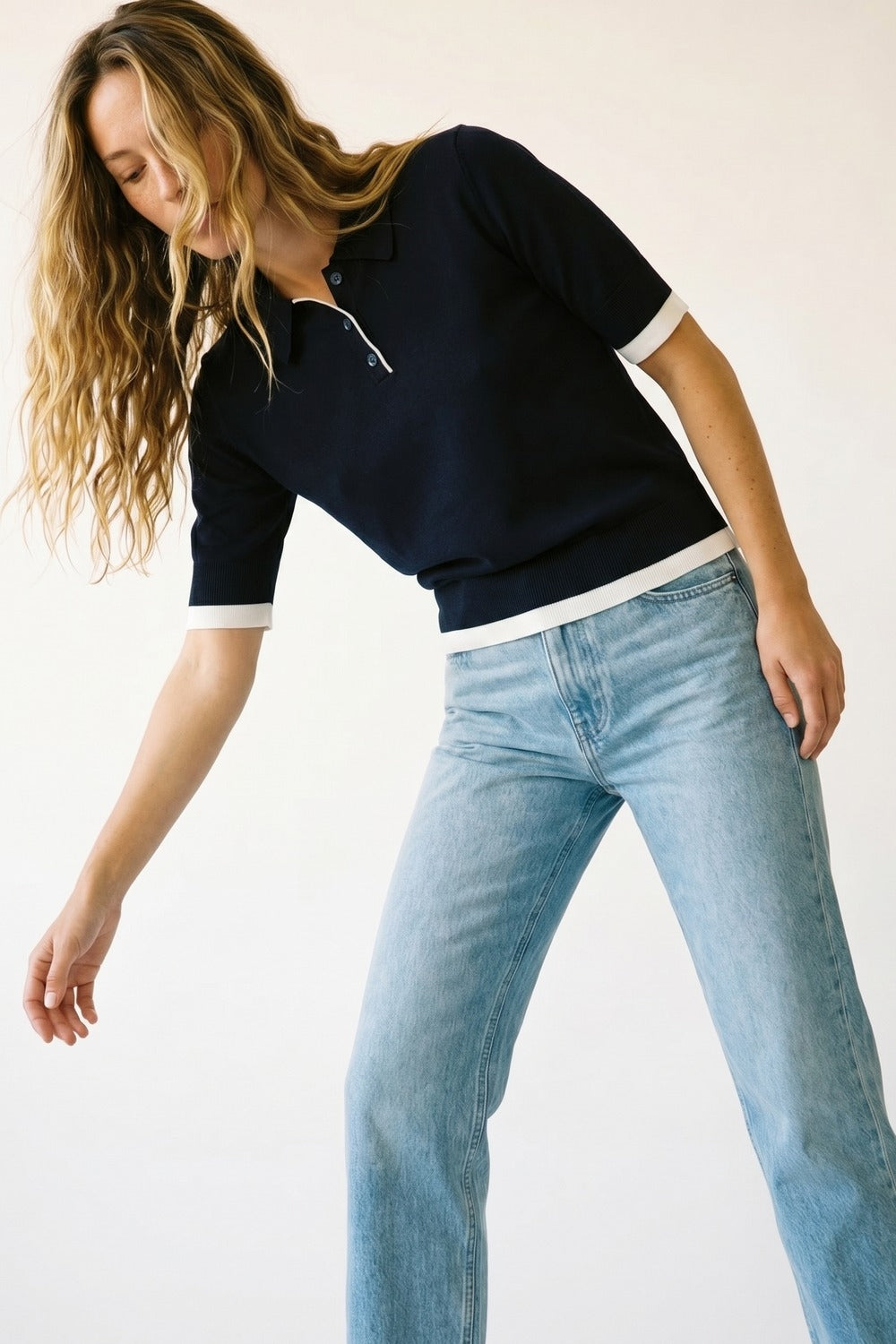 Camisa pólo azul-marinho com rebordo branco e pormenor de botões
