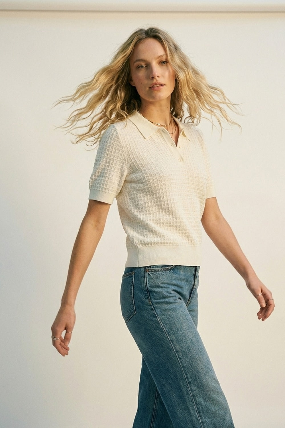 Q2 Camisa pólo de malha texturizada creme com mangas curtas