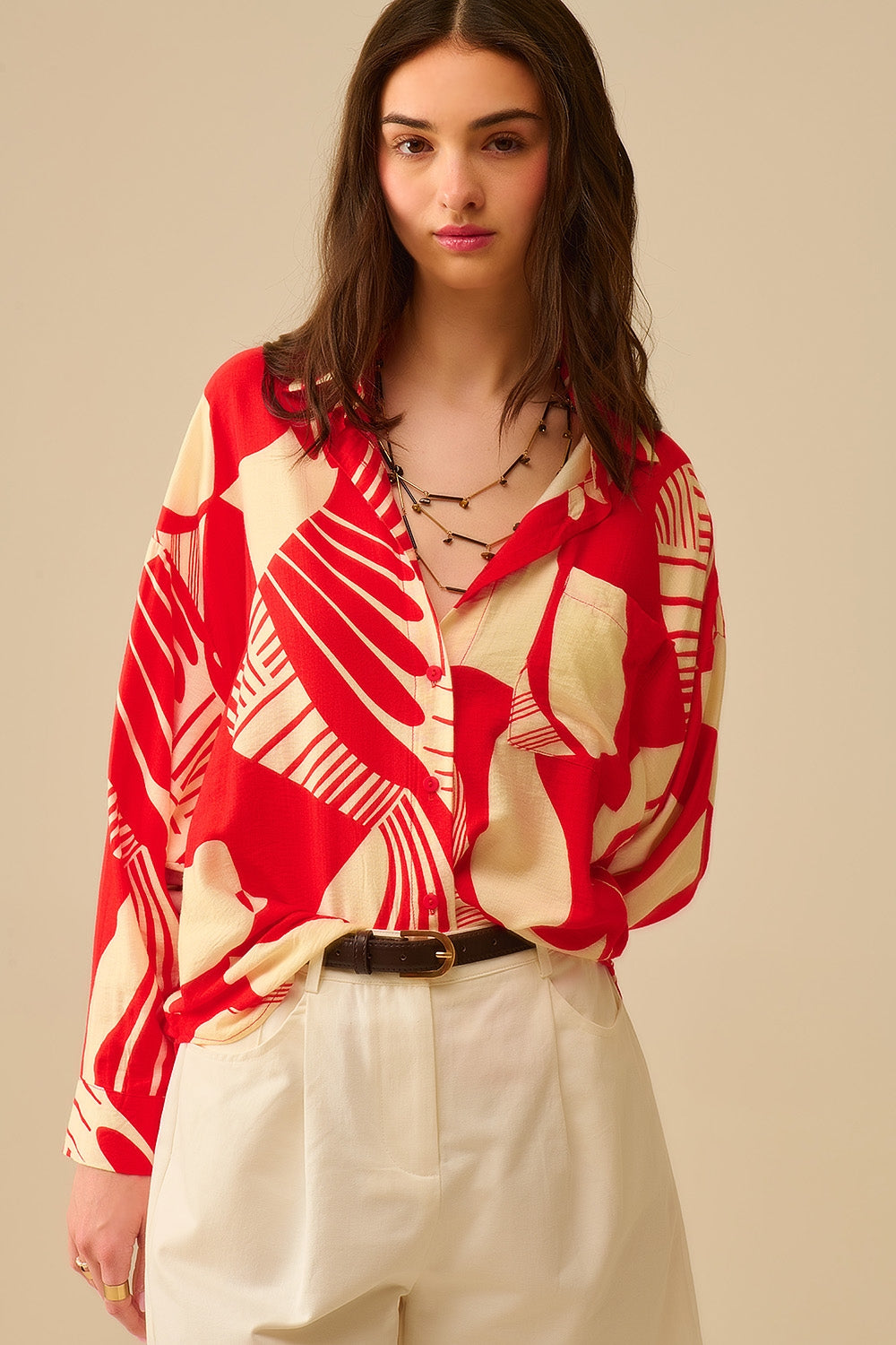 Q2 Camisa pólo vermelha com estampado abstrato
