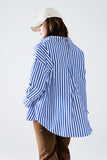 Camisa popeline com listras verticais em azul e bolso no peito