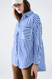 Camisa popeline com listras verticais em azul e bolso no peito