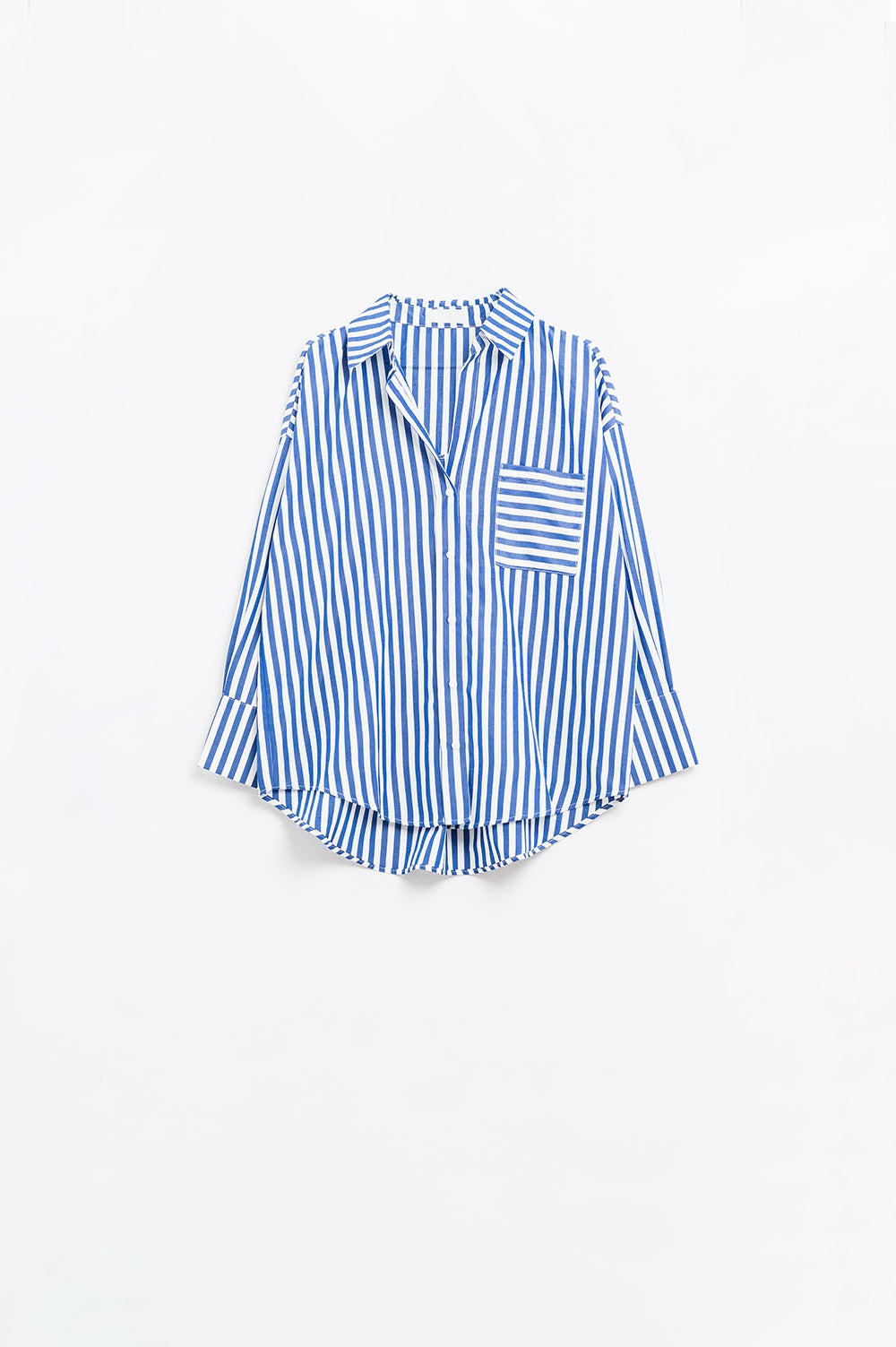 Camisa popeline com listras verticais em azul e bolso no peito