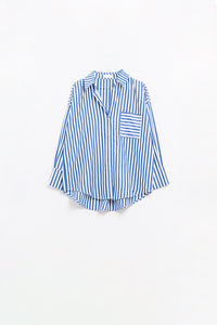 Camisa popeline com listras verticais em azul e bolso no peito