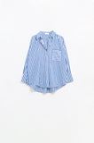 Camisa popeline com listras verticais em azul e bolso no peito