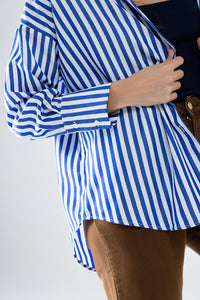Camisa popeline com listras verticais em azul e bolso no peito
