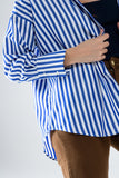 Camisa popeline com listras verticais em azul e bolso no peito