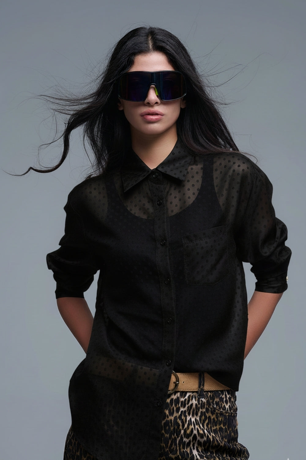 Q2 Camisa preta com botões às pintinhas em chiffon