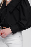 Camisa preta com colarinho extra grande