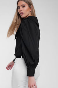 Camisa preta com colarinho extra grande
