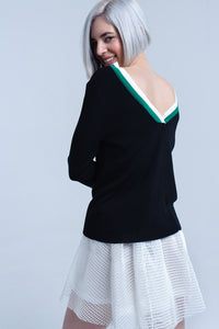 Camisa preta com decote em V com contraste verde e branco