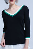 Camisa preta com decote em V com contraste verde e branco