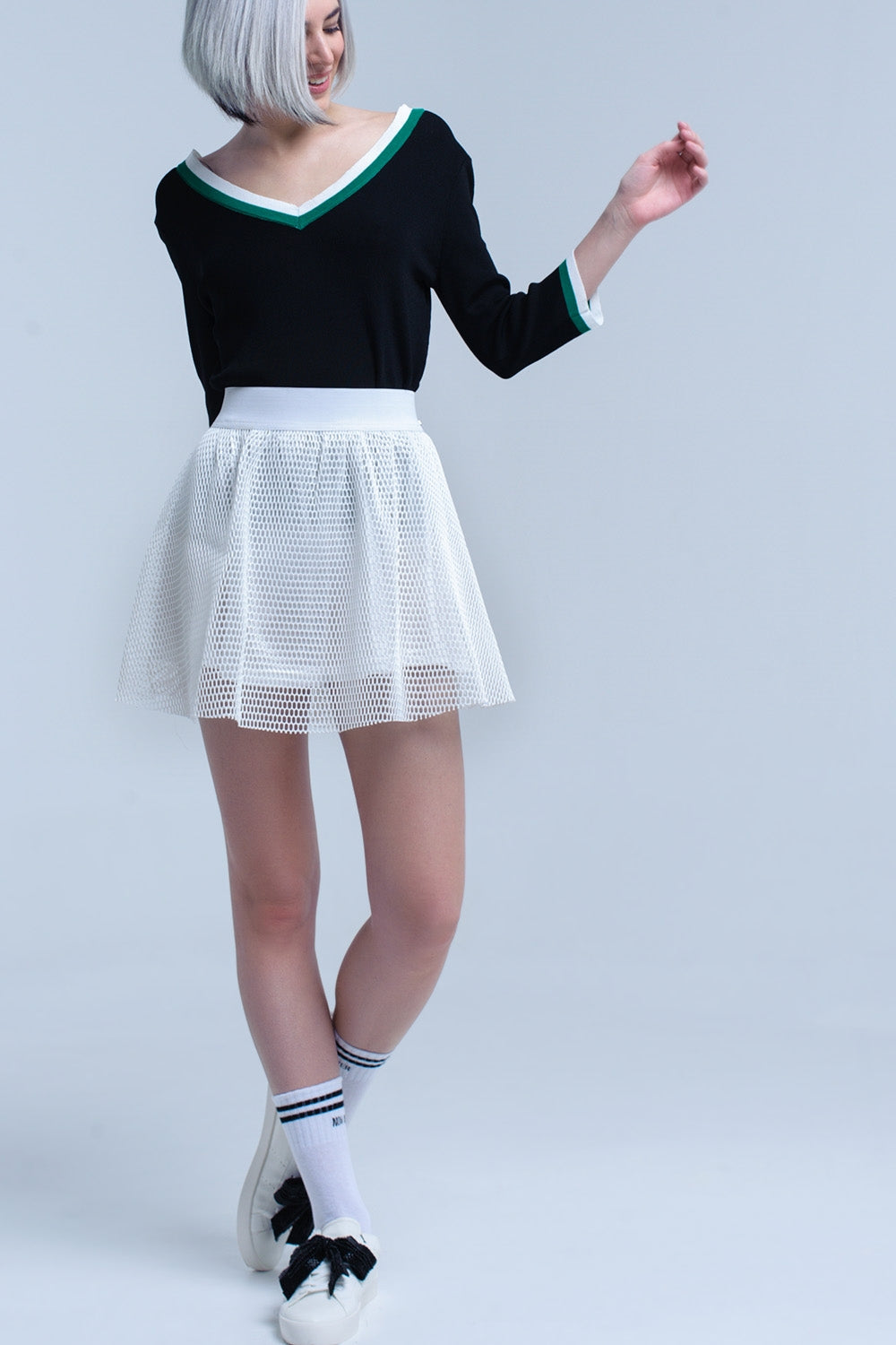 Camisa preta com decote em V com contraste verde e branco