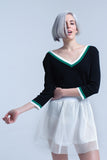 Camisa preta com decote em V com contraste verde e branco