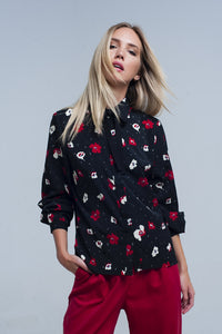 Q2 Camisa preta com flores vermelhas e brancas