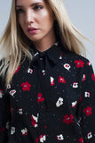 Camisa preta com flores vermelhas e brancas
