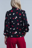 Camisa preta com flores vermelhas e brancas