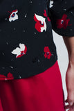 Camisa preta com flores vermelhas e brancas