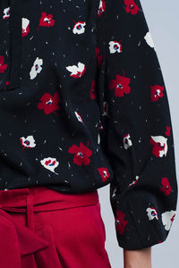 Camisa preta com flores vermelhas e brancas