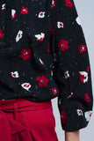 Camisa preta com flores vermelhas e brancas