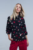Q2 Camisa preta com flores vermelhas e brancas