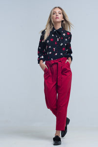 Camisa preta com flores vermelhas e brancas