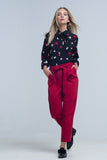 Camisa preta com flores vermelhas e brancas